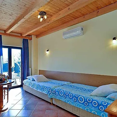 Hotel 379